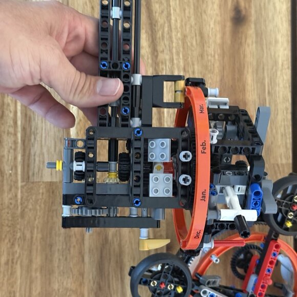 INCOMPLETE LEGO TECHNIC: Planet Earth and Moon in Orbit (42179) READ!! - Picture 16 of 16